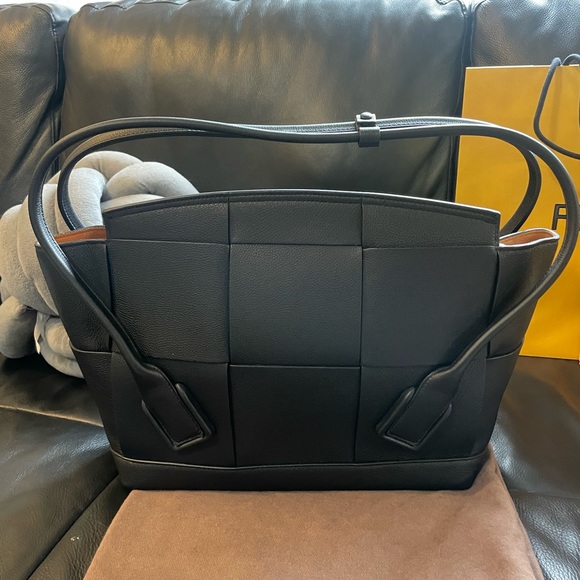 NWT BOTTEGA VENETA ARCO FLAP TOTE MEDIUM - Picture 2 of 11